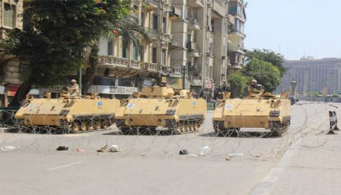 أهالي الشهداء يتظاهرون على أعتاب التحرير تنديدًا ببراءة المخلوع