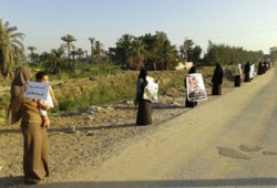 سلسلة بشرية بمركز يوسف الصديق رفضًا لحكم العسكر