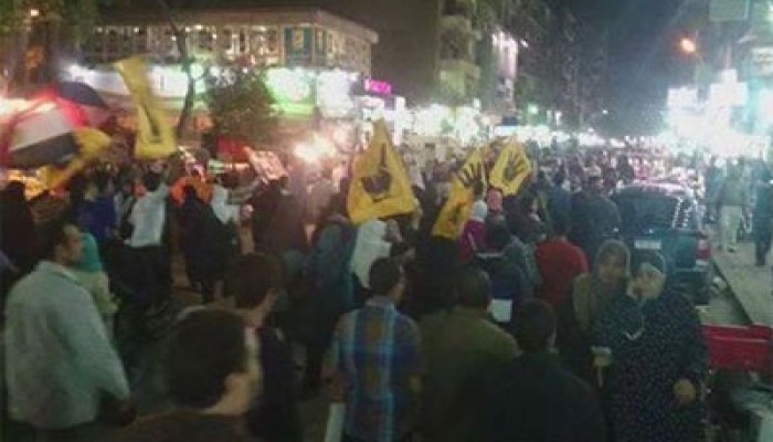 مسيرة ليلية حاشدة تهتف بالقصاص للشهيد عبد الرحمن طه