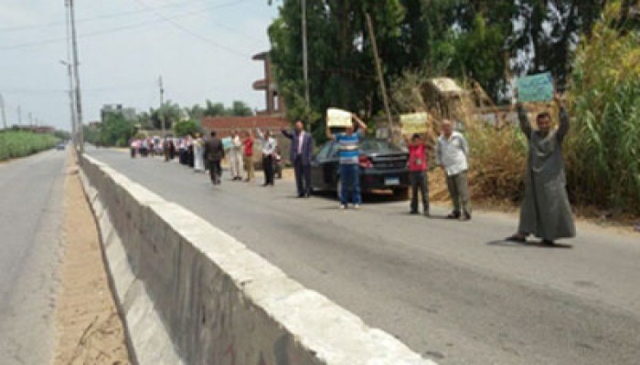 سلسلة بشرية بأشمون تهتف بمحاكمة قادة الانقلاب