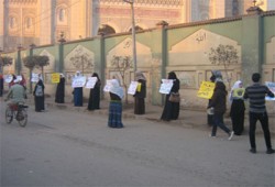 سلسلة بشرية على طريق سمنود- المنصورة رفضًا لحكم العسكر