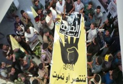 الانقلاب يدمر كشكًا ويعتقل صاحبه بأسوان بسبب شارة رابعة‬