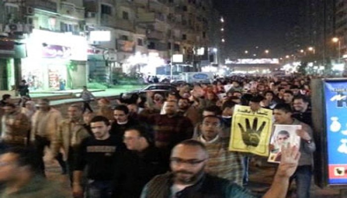 ثوار الهرم يواصلون فعالياتهم بمسيرة ليلية رفضًا لحكم العسكر