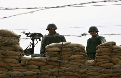 الجارديان ترصد  فضيحة توقيت إطلاق النار من مصر على الصهاينة