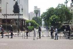 عمال مصنع "ميجا ستار" يتظاهرون أمام مقر مجلس الوزراء