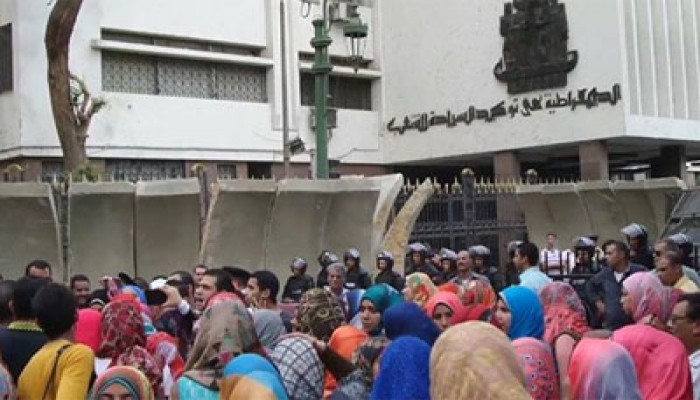 طلاب التمريض الخاص يقطعون الطريق أمام مجلس الوزراء