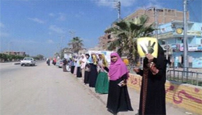 فيديو.. سلاسل بشرية ومسيرة بفاقوس تندد بفقر الانقلاب