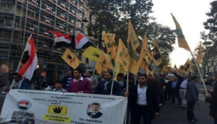 مسيرة للمصريين بباريس تندد بجرائم الانقلاب وتطالب بالقصاص