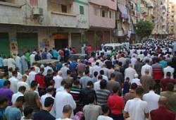 أهالي المنتزه يؤدون صلاة العيد في ساحة التحالف تحديًا للانقلاب