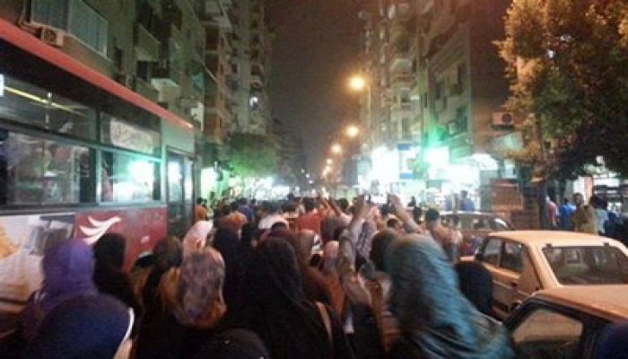 بالصور.. مشاركة نسائية كبيرة بمسيرة عين شمس