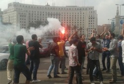 بالصور.. مسيرة مفاجئة بميدان التحرير تطالب بإسقاط الانقلاب