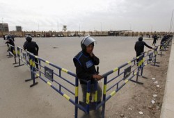 أهالي الشهداء يطالبون بإعدام المخلوع أمام أكاديمية الشرطة