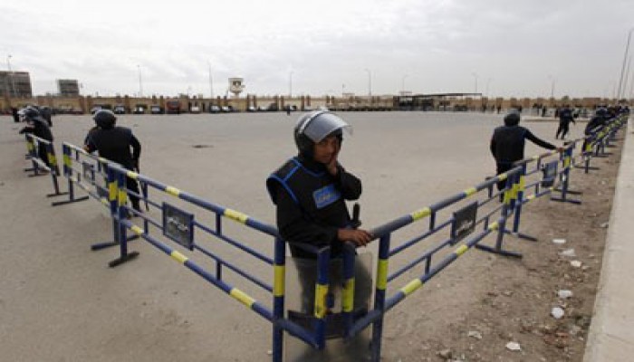 أهالي الشهداء يطالبون بإعدام المخلوع أمام أكاديمية الشرطة