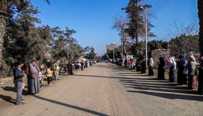 فيديو.. سلاسل بشرية على طريق أبو حماد– أبو كبير رفضًا للانقلاب