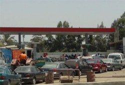 طوابير السيارات أمام محطات الوقود بأسيوط لنقص بنزين 80