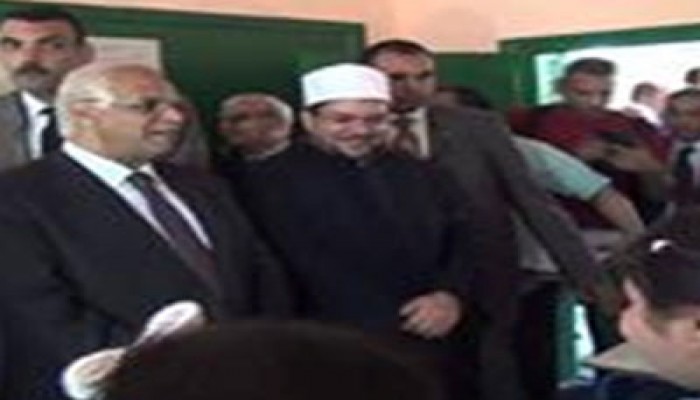 فيديو.. محافظ القاهرة الانقلابي لتلميذ: ولع النور.. والطالب: قاطع