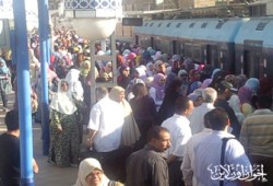 فوضى ومشادات داخل المترو بسبب توقف الخط الثاني