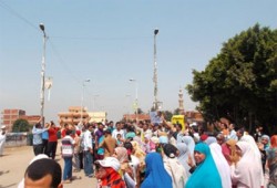 سلسلة بشرية بأشمون تهتف بإسقاط الانقلاب الفاشي