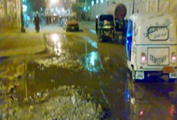 شارع الجيش بالسويس يغرق في الصرف.. والانقلاب يتجاهل