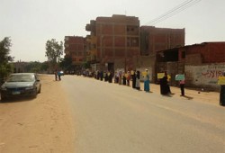 سلسلة بشرية على طريق "شبين الكوم- البتانون" في انتفاضة الغلابة