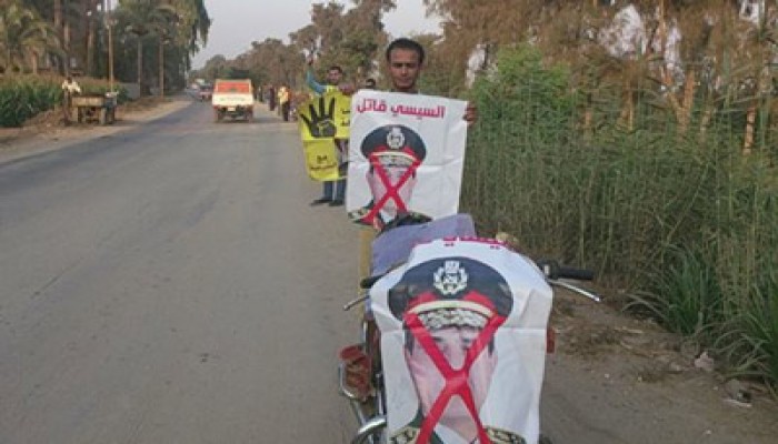 سلسلة بشرية بمدينة الروضة بدمياط تندد بخراب الانقلاب