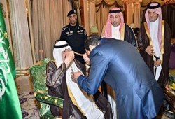 كاتبة تسخر من منح السفاح دكتوراه فخرية لملك السعودية