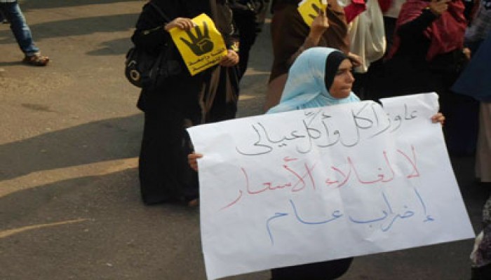 سلسلة بشرية ببرج العرب تندد بغلاء الأسعار وانقطاع الكهرباء