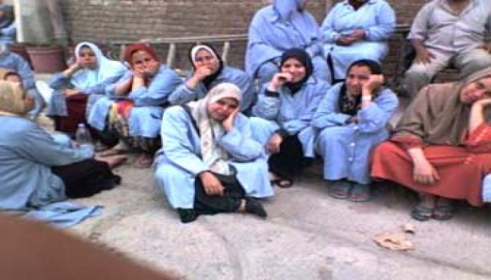 استمرار اعتصام عمال وبريات سمنود للمطالبة بصرف مستحقاتهم