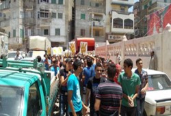 مظاهرة على الطريق الدولي بدمياط الجديدة تندد بزيادة البطالة