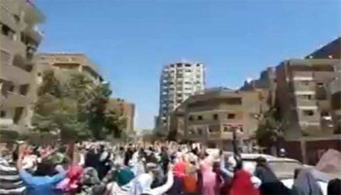 ثوار الهرم للمصريين: "السيسى قالها ليكوا.. أنا مش قادر أديكوا"