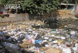 القمامة والصرف الصحي يحاصران القوصية.. والانقلاب يتجاهل