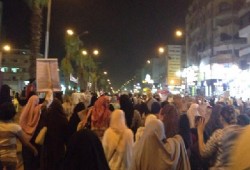 مسيرة ليلية بالهرم تهتف: "خير جنود الأرض حماس"