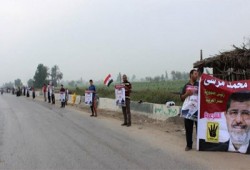 سلسلة بشرية على طريق السنبلاوين- كفر صقر تندد بانقطاع الكهرباء