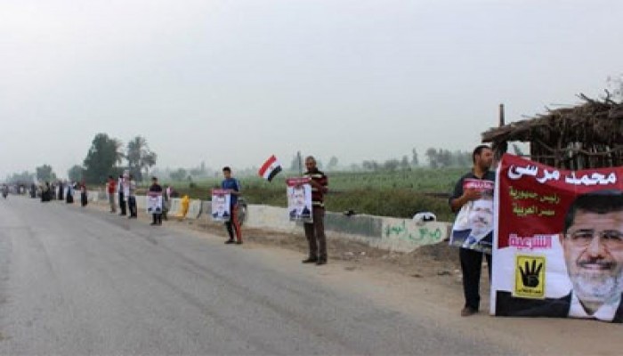 سلسلة بشرية على طريق السنبلاوين- كفر صقر تندد بانقطاع الكهرباء