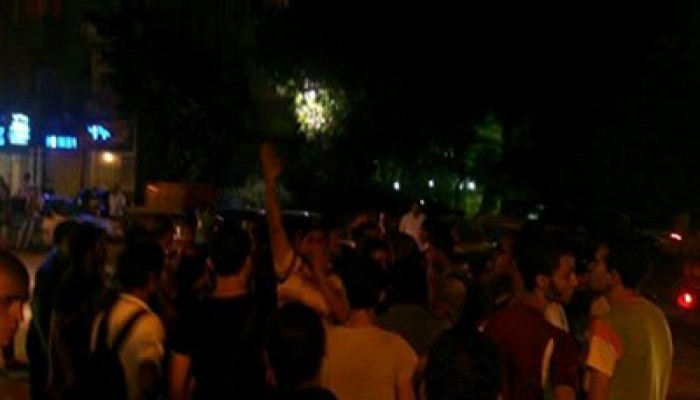 وقفة مفاجئة للثوار أمام مترو المعادي