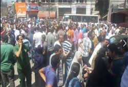 وقفة للبائعة الجائلين بمحيط دار القضاء رفضًا لإزالة ممتلكاتهم