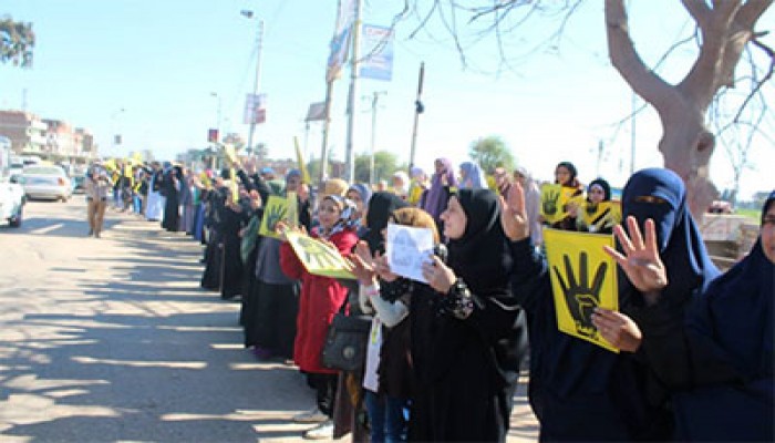 حرائر الحسينية يهتفن بإسقاط حكم العسكر في سلاسل بشرية