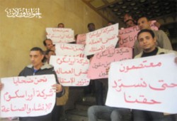 وقفة احتجاجية لعمال أوراسكوم أمام القوى العاملة بالسويس