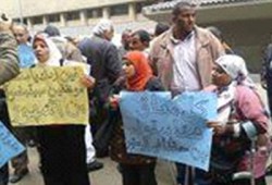 مظاهرة للمتعاقدين بمجلس ديرب نجم للمطالبة بسرف مستحقاتهم