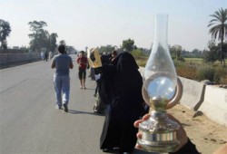 مسيرة لحرائر أشمون بـ"لمبات الجاز" احتجاجًا على انقطاع الكهرباء