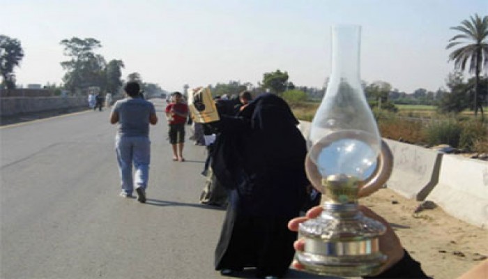 مسيرة لحرائر أشمون بـ"لمبات الجاز" احتجاجًا على انقطاع الكهرباء