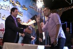 أول الثانوية بدمياط يشير برابعة في وجه المحافظ الانقلابي