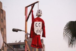 سلسلة بشرية بإدفو تهتف بإسقاط الانقلاب وإعدام السفاح