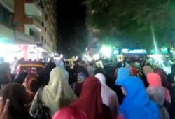 حرائر المعادي يهتفن للشهيد: "يا إسلام يا بطل.. دمك بيحرر وطن"