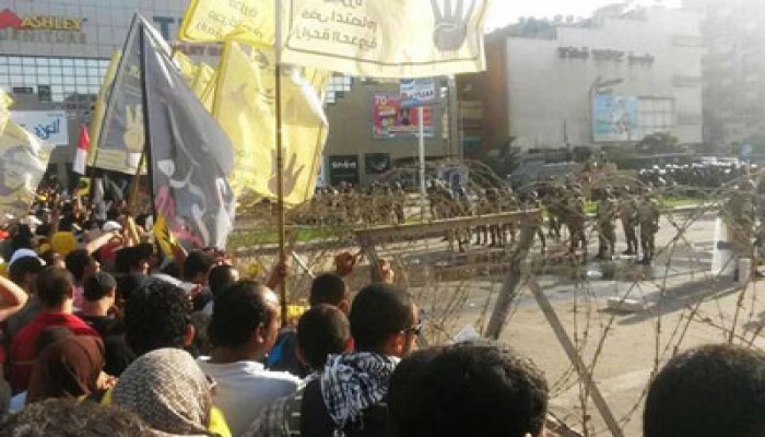 الطلاب يتظاهرون على أعتاب رابعة ويقطعون شارع الطيران