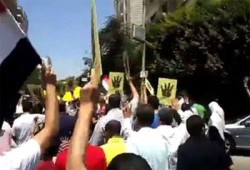 الثوار يتظاهرون في ميدان التحرير عشية ذكرى المذبحة