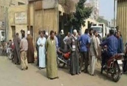 وقفة لعمال النظافة بمدارس الأقصر للمطالبة بصرف رواتبهم