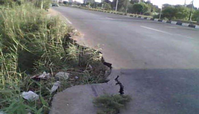 هبوط أرضي يوقف حركة المرور بالطريق الدائري