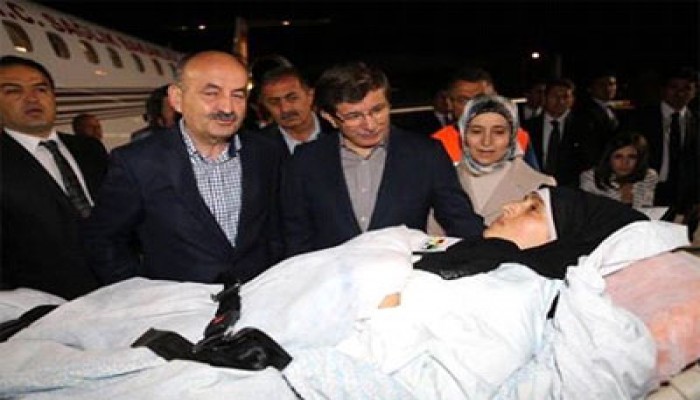 وزير خارجية تركيا يستقبل جرحى العدوان الصهيوني بمطار أنقرة