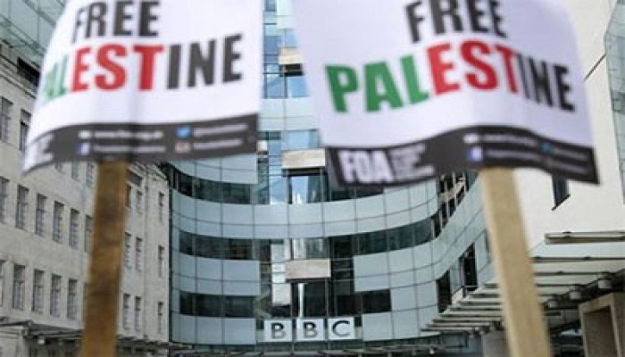 مظاهرة أمام مقر الـ " BBC "ضد إنحيازها للصهاينة